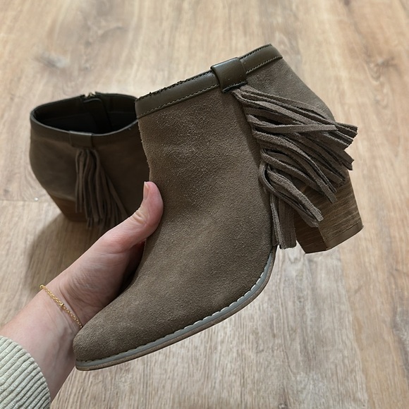 SIMPLY EMMA | Women’s Taryn Tan Suede Fringe Ankle Bootie - Picture 1 of 5